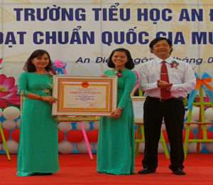 Đại diện sở Giáo dục-Đào tạo trao bằng công nhận trường đạt chuẩn Quốc gia mức độ I cho Ban Giám hiệu nhà trường