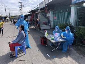 Các thầy cô đang làm nhiệm vụ test Covid-19