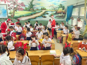 Ông già Noel trao quà cho học sinh năm học 2022