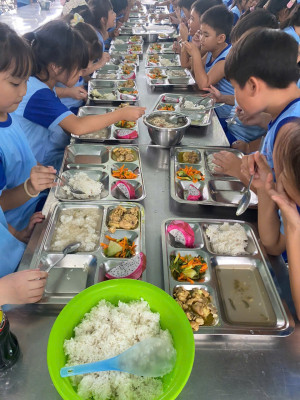 BỮA TRƯA VUI VẺ, NGẬP TRÀN TIẾNG CƯỜI CỦA CÁC THIÊN THẦN NHỎ TIỂU HỌC AN ĐIỀN