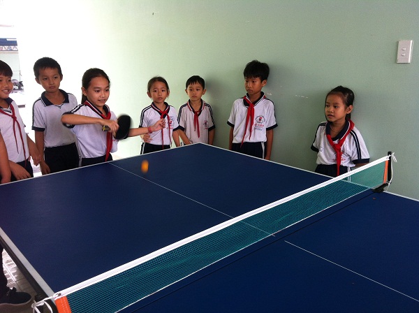 Học sinh tập bóng bàn