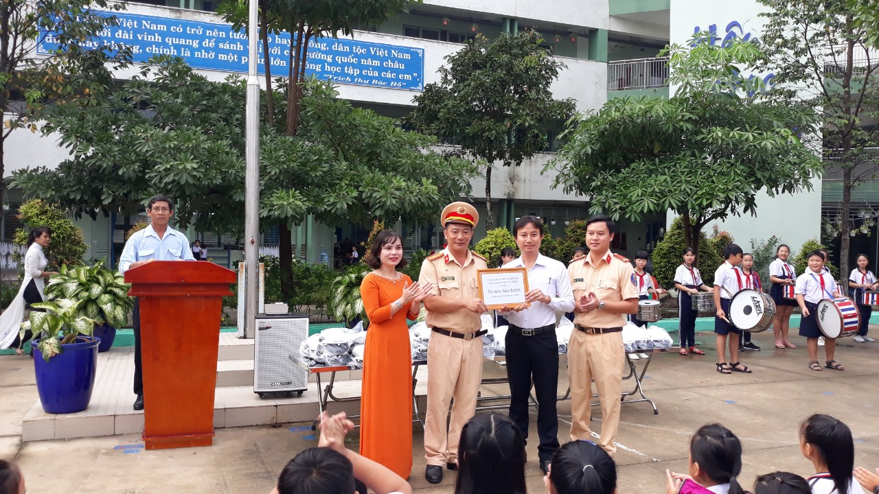 Các em học sinh được trao tặng 50 nón bảo hiểm.
