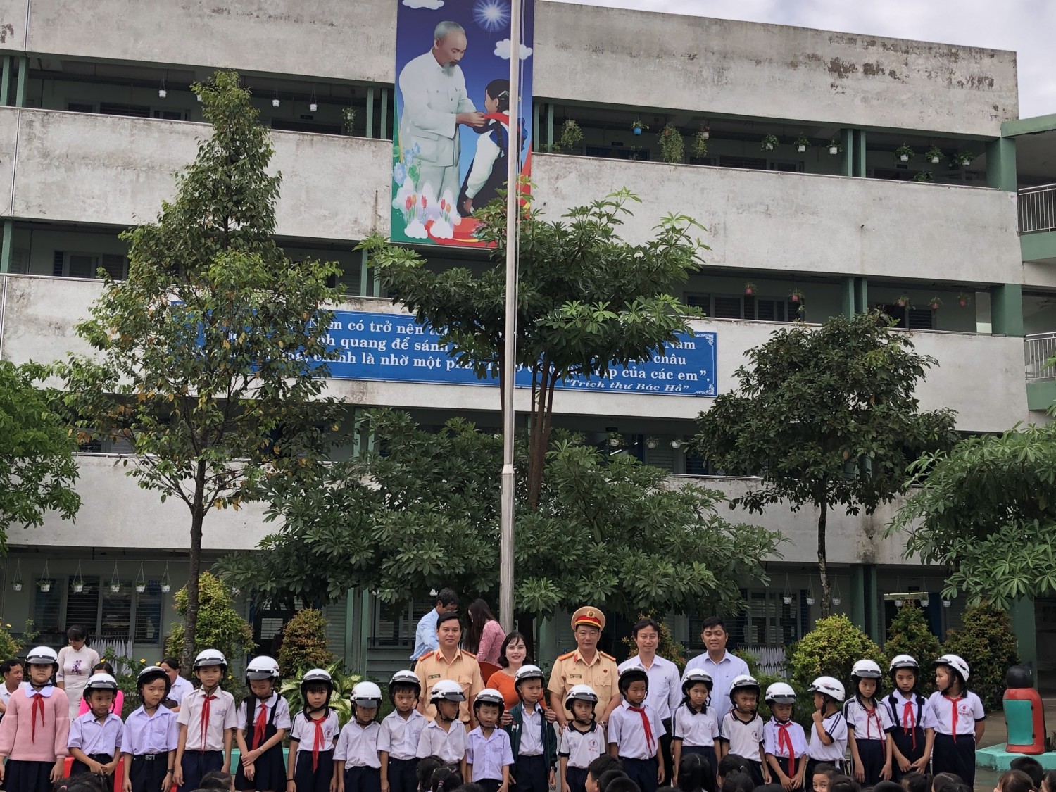 Các em học sinh được trao tặng 50 nón bảo hiểm.
