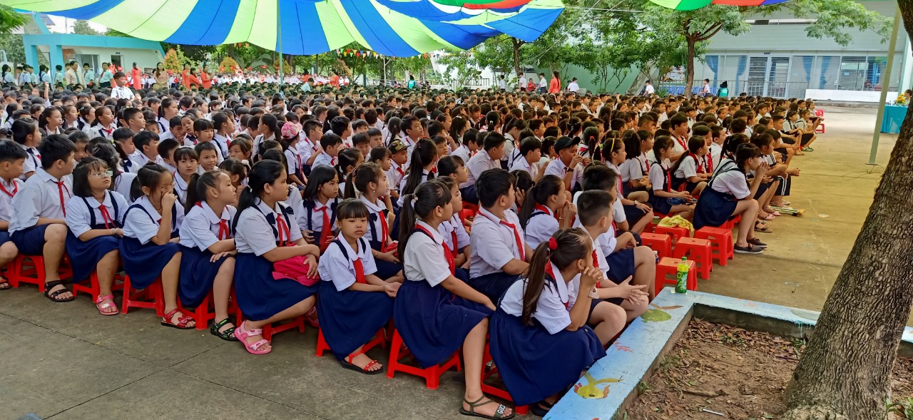 Toàn cảnh các em dự khai giảng năm học mới