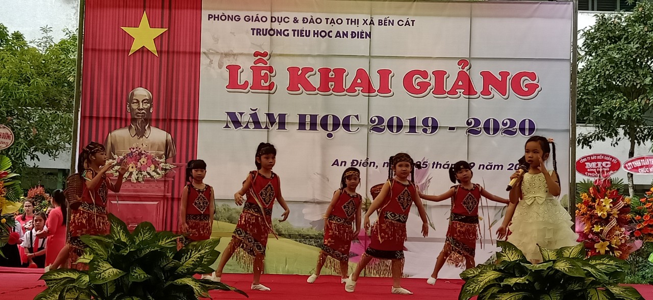 Các tiết mục văn nghệ chào mừng năm học mới