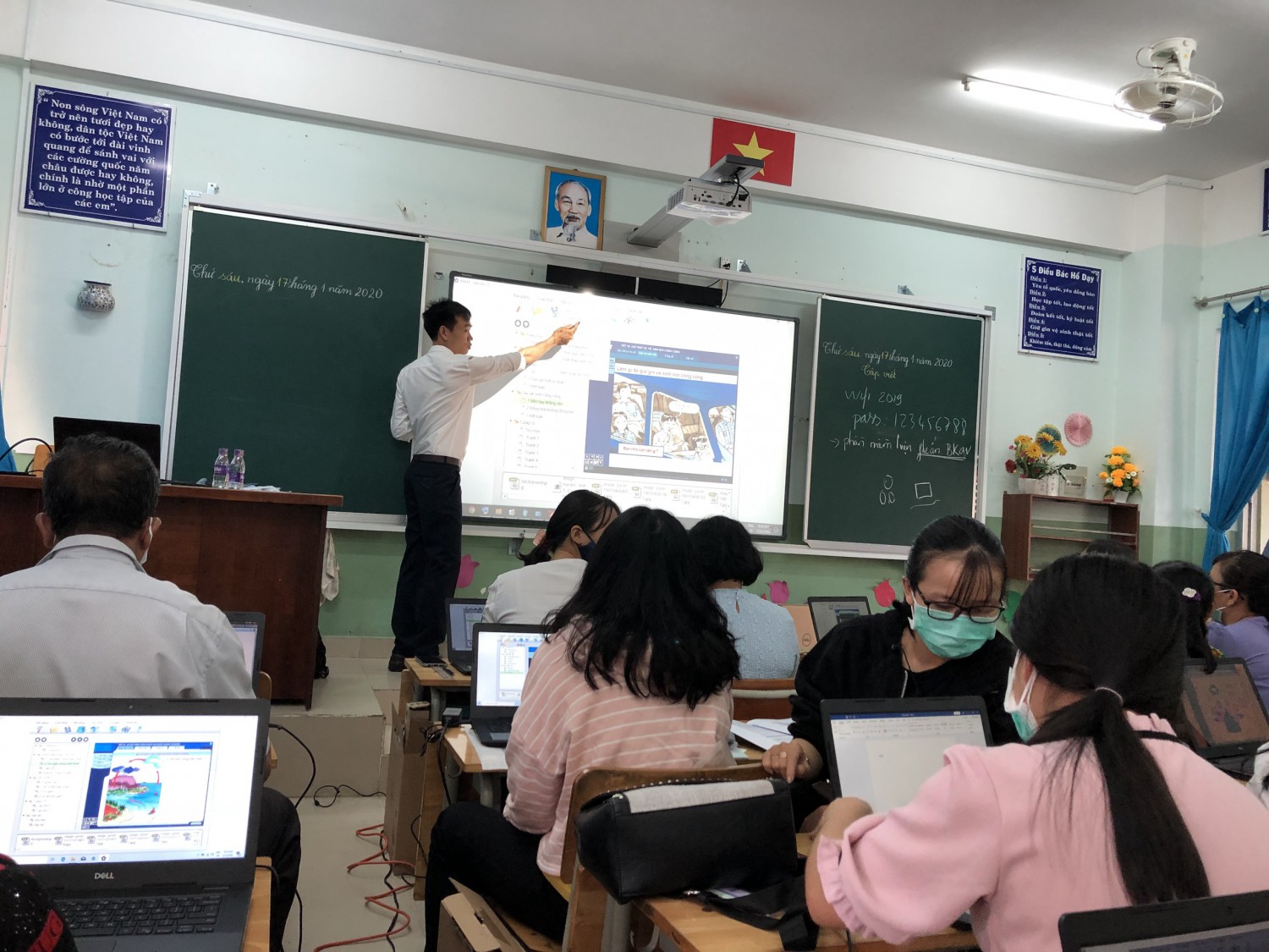 Tập huấn sử dụng thiết bị bảng tương tác