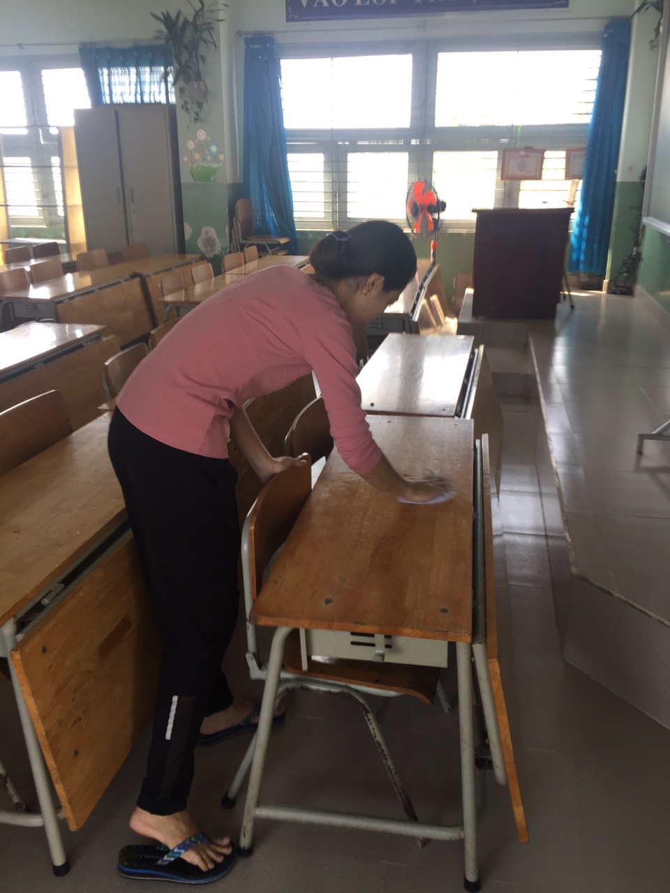 Tiểu học An Điền vệ sinh khử khuẩn phòng dịch Covid-19