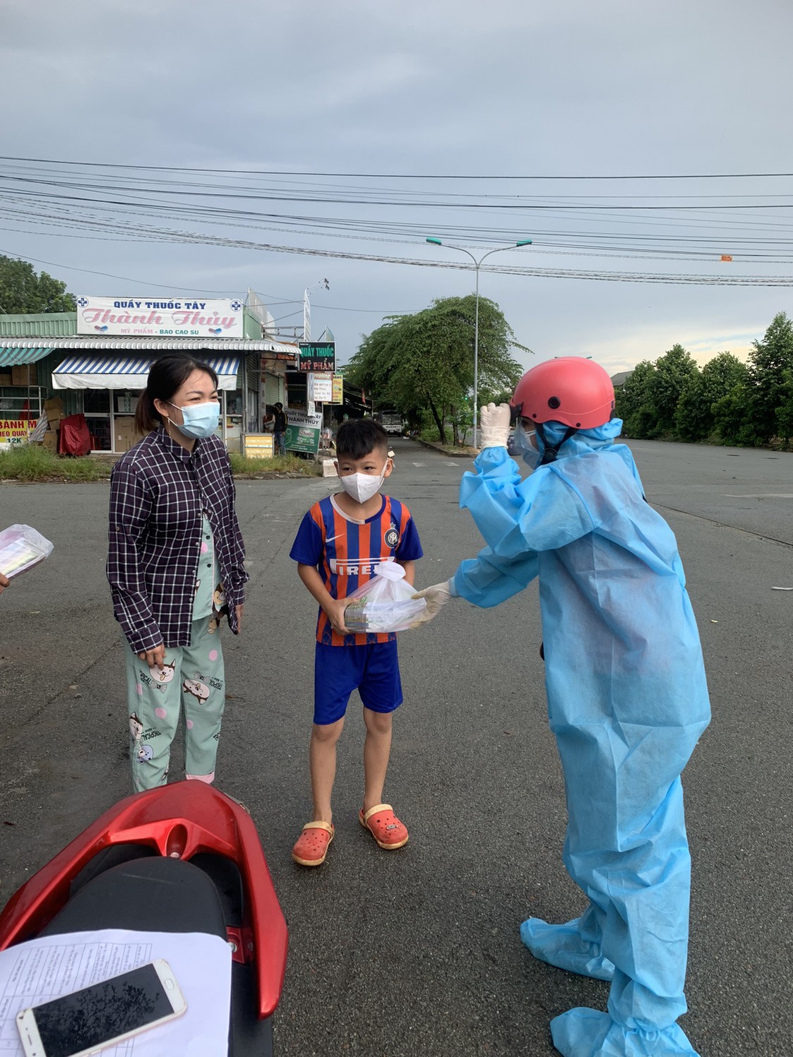 Trường TH An Điền đã tặng sách giáo khoa cho học sinh nghèo và gặp khó khăn do Covid-19
