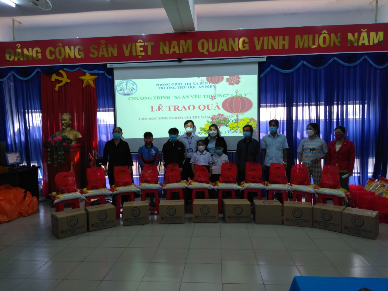 Lễ trao quà cho học sinh nghèo ăn tết