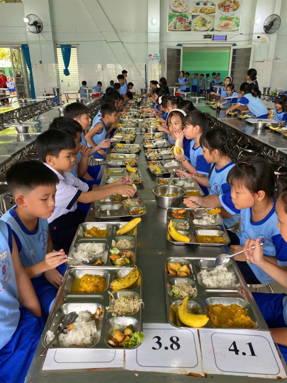 An toàn - Dinh dưỡng - Ngon miệng: Giờ ăn bán trú của các bé Tiểu học An Điền